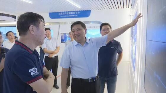 市委常委、市委組織部部長(zhǎng)李鎮(zhèn)發(fā)詳細(xì)了解百勝基于出入口人車智慧管理的系統(tǒng)解決方案