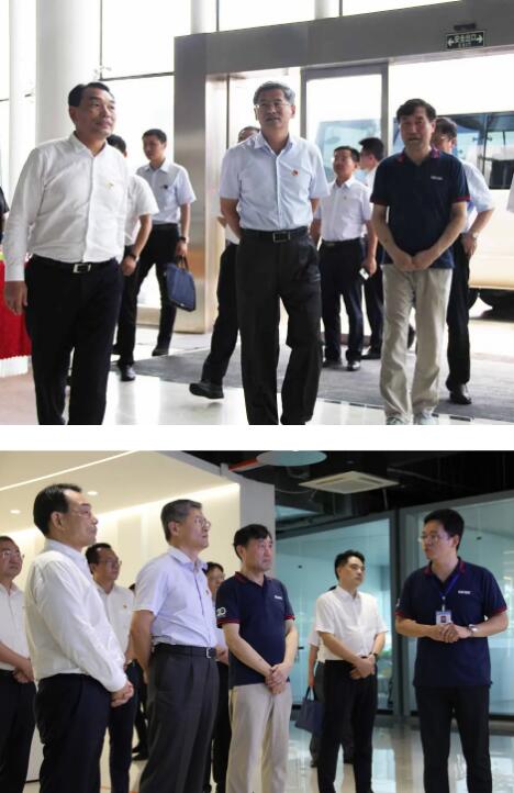 公司劉潤(rùn)根董事長(zhǎng)、銷(xiāo)售部部長(zhǎng)鄭鴻安向省紀(jì)委書(shū)記馬森述介紹公司情況