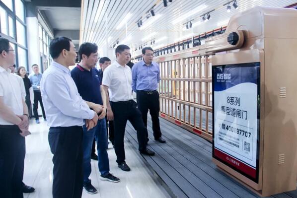 縣委書(shū)記熊運(yùn)浪了解重型道閘門(mén)系列的市場(chǎng)應(yīng)用情況