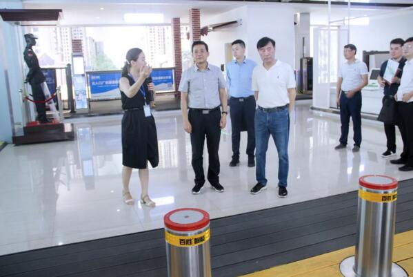 副局長駱小林高度肯定36V升降地柱在平安校園的應(yīng)用