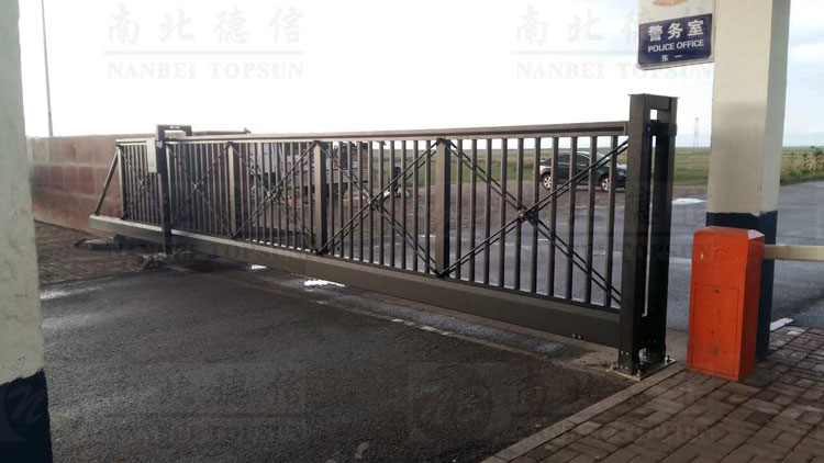 南北德信懸浮門安裝在集安市合泰機電貿(mào)易有限公司大門口