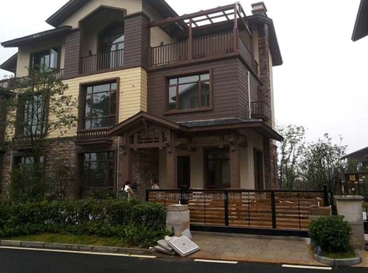 喜報(bào)南北德信懸浮門安裝在咸寧碧桂園溫泉別墅大門口