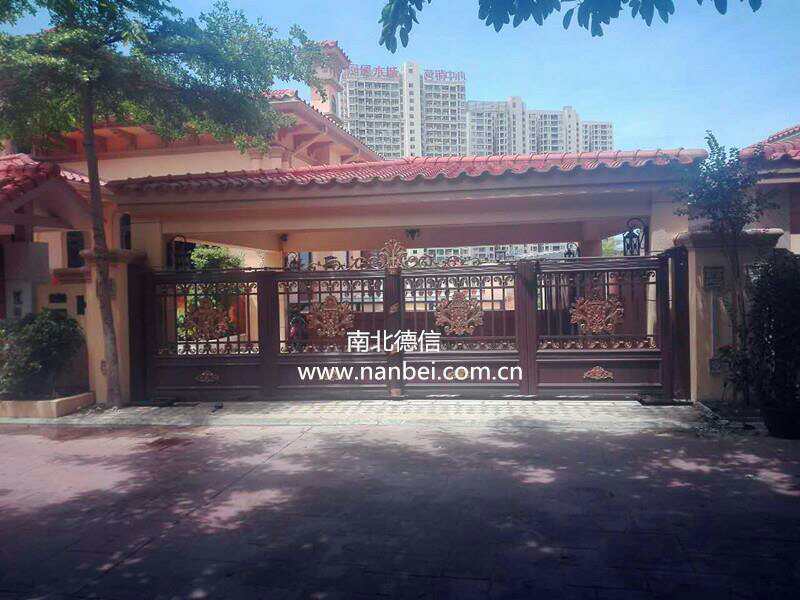 海南三亞鳳凰水城大門口的鋁藝庭院門由南北德信提供