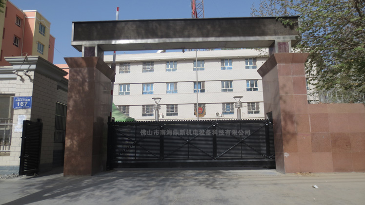 熱烈慶祝南北德信懸浮門安裝在和田公安局大門口風(fēng)采展示