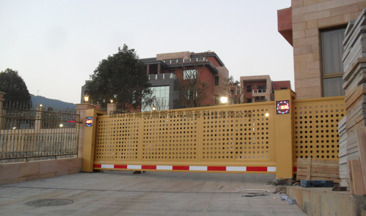 南北德信為南平市某別墅小區(qū)大門口增添亮麗懸浮門