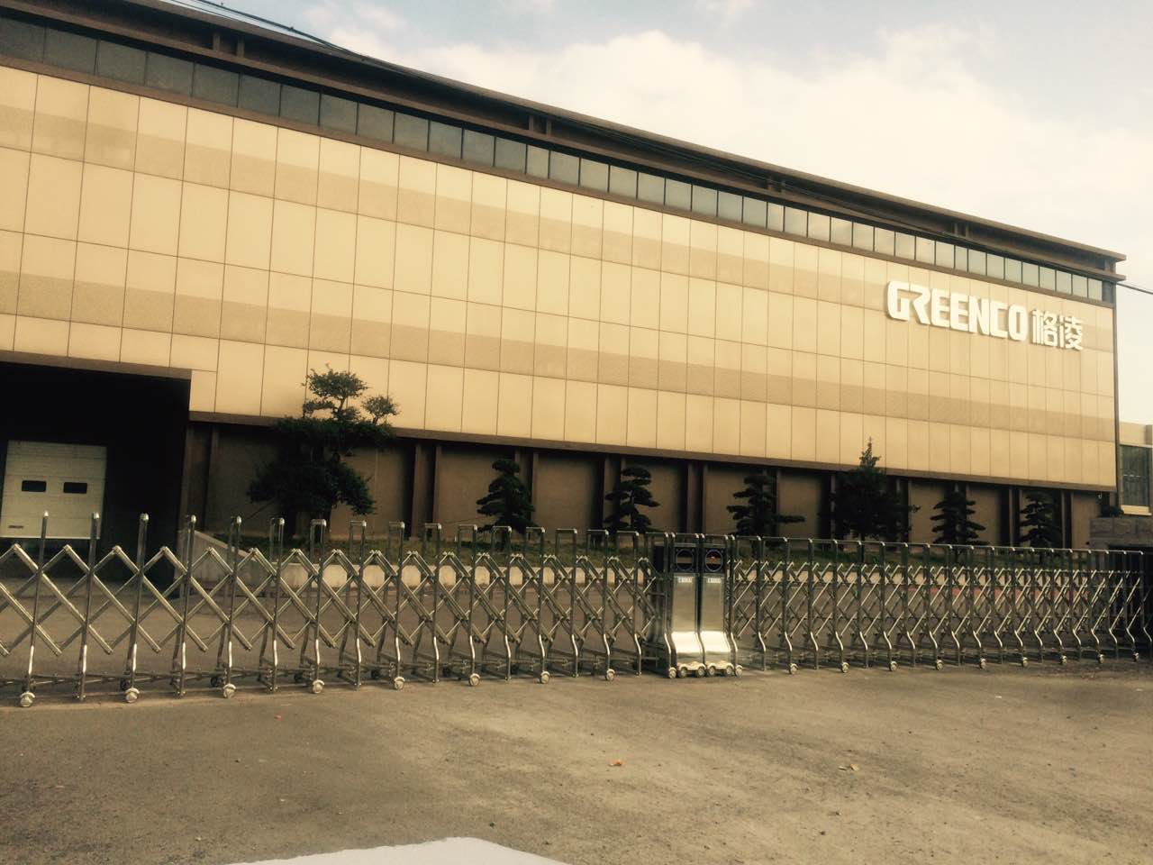 浙江臺(tái)州格凌實(shí)業(yè)成功安裝南北德信對(duì)開(kāi)伸縮門