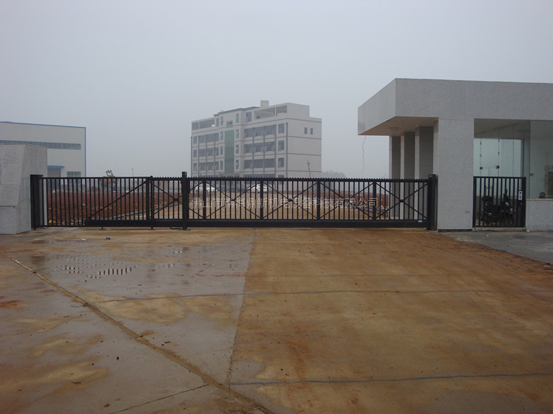 湖南省怡昌機(jī)電工貿(mào)有限公司成功安裝南北德信懸浮門