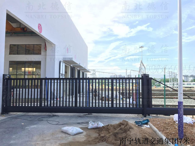 南寧軌道交通集團(tuán)7米無軌懸浮門案例 - 中出網(wǎng)-智能出入口與停車充電門戶