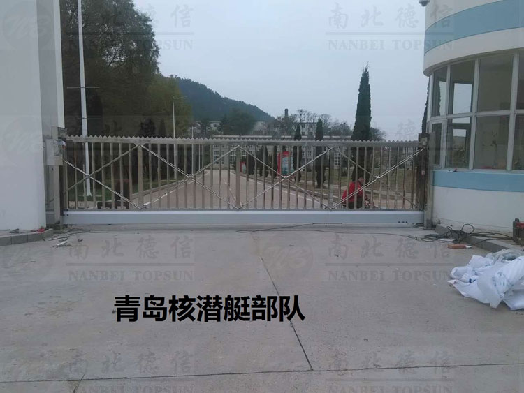 青島核潛艇部隊(duì)銳寶818S-6.9米無(wú)軌懸浮門(mén)案例 - 中出網(wǎng)-智能出入口與停車(chē)充電門(mén)戶