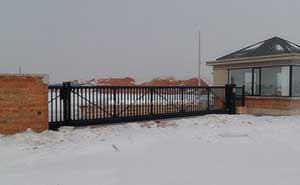 嘉滿（營口）化工有限公司智能無軌懸浮門工程案例 - 中出網(wǎng)-智能出入口與停車充電門戶