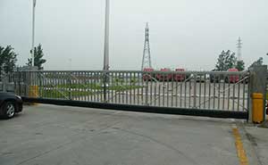 東浩潤滑油有限公司-石化總廠智能無軌懸浮門工程案例 - 中出網(wǎng)-智能出入口與停車充電門戶