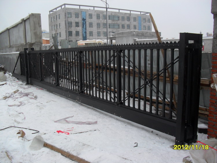 長春機(jī)械設(shè)備有限公司智能無軌懸浮門工程案例 - 中出網(wǎng)-智能出入口與停車充電門戶