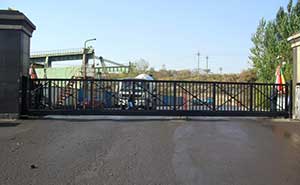 鞍山鋼鐵公司（一）智能無軌懸浮門工程案例 - 中出網(wǎng)-智能出入口與停車充電門戶