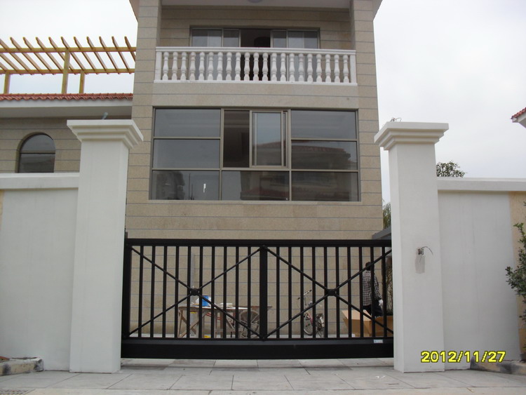 湖北荊州長(zhǎng)久天地別墅智能無(wú)軌懸浮門(mén)工程案例 - 中出網(wǎng)-智能出入口與停車(chē)充電門(mén)戶(hù)