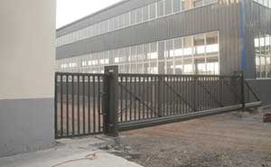 吉林市磚廠智能無軌懸浮門工程案例 - 中出網(wǎng)-智能出入口與停車充電門戶