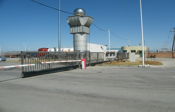 中國(guó)兵器工業(yè)集團(tuán)遼寧華錦化工（集團(tuán)）有限責(zé)任公司智能無(wú)軌懸浮門工程案例 - 中出網(wǎng)-智能出入口與停車充電門戶