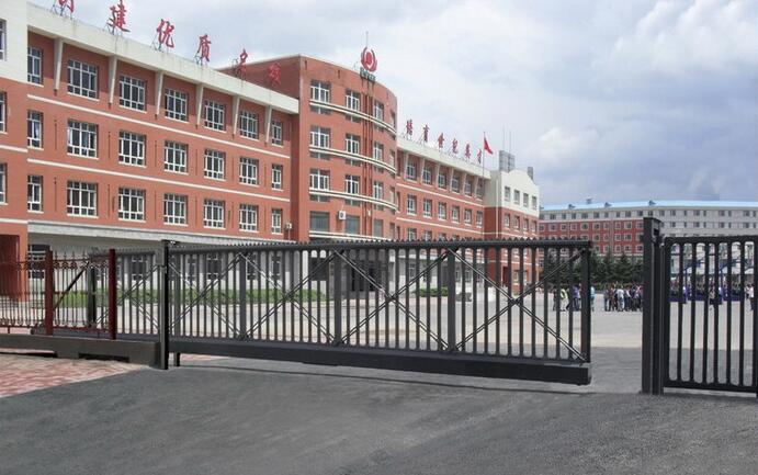長春市第二實(shí)驗(yàn)小學(xué)中學(xué)智能無軌懸浮門工程案例 - 中出網(wǎng)-智能出入口與停車充電門戶
