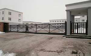 吉林卡倫鑫利達(dá)糊精廠智能無軌懸浮門工程案例 - 中出網(wǎng)-智能出入口與停車充電門戶