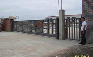 長(zhǎng)春市金星裝飾材料有限公司智能無軌懸浮門工程案例 - 中出網(wǎng)-智能出入口與停車充電門戶