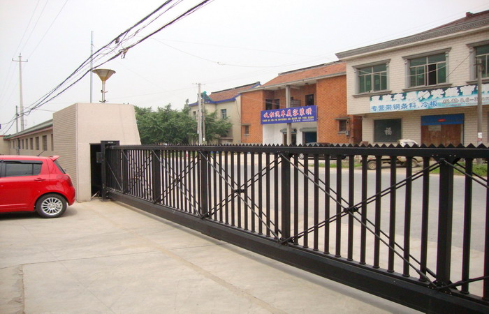 江蘇丹陽姚氏燈具有限公司智能無軌懸浮門工程案例 - 中出網-智能出入口與停車充電門戶