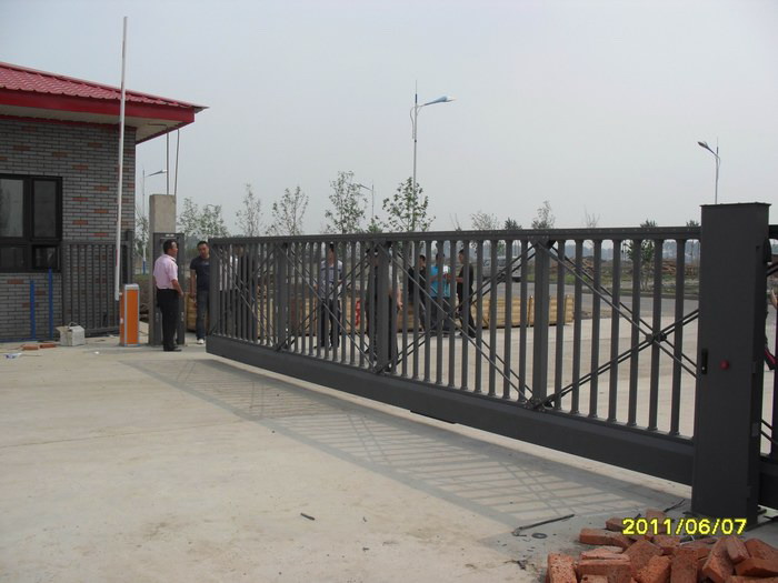 長春市金星裝飾材料有限公司智能無軌懸浮門工程案例 - 中出網(wǎng)-智能出入口與停車充電門戶