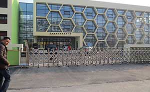 蘇州市吳江區(qū)橫扇幼兒園-雄鷹B智能安全伸縮平移門工程案例 - 中出網(wǎng)-智能出入口與停車充電門戶