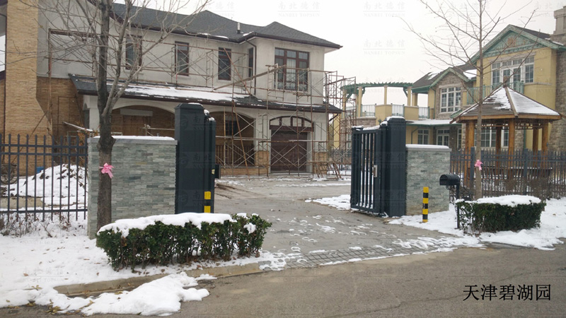 天津碧湖園智能安全伸縮平移門工程案例 - 中出網(wǎng)-智能出入口與停車充電門戶