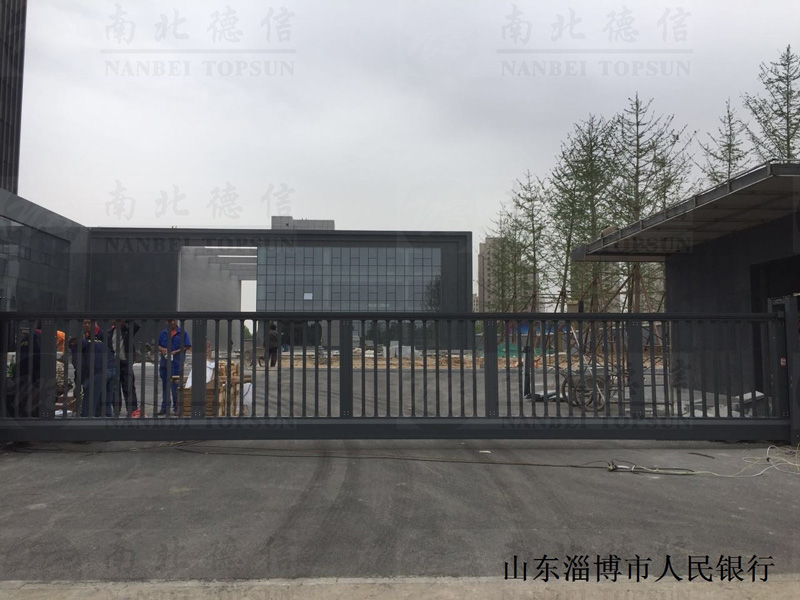 山東淄博市人民銀行818TW智能安全伸縮平移門工程案例 - 中出網(wǎng)-智能出入口與停車充電門戶