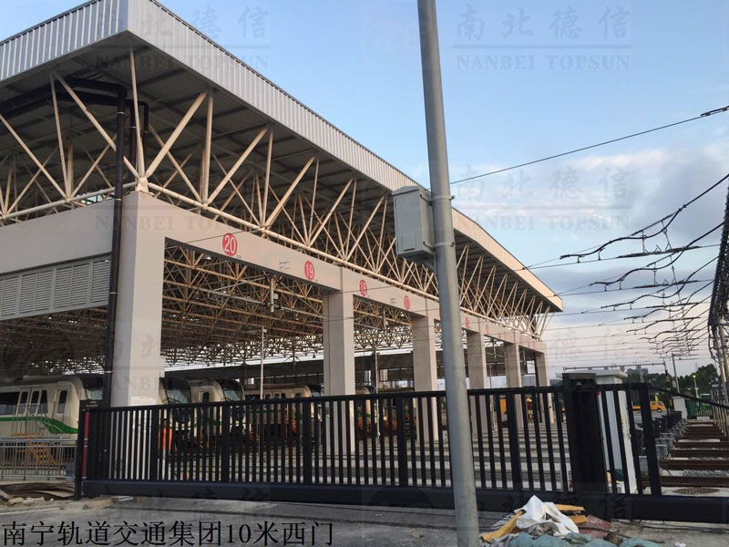 南寧軌道交通集團(tuán)10米西門(mén)（1）智能安全伸縮平移門(mén)工程案例 - 中出網(wǎng)-智能出入口與停車(chē)充電門(mén)戶