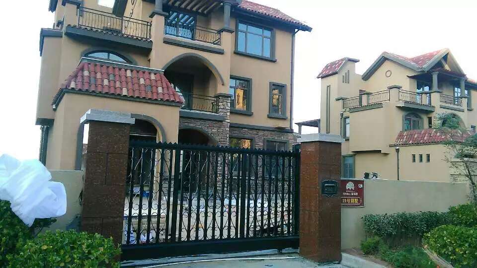 龍口南山別墅區(qū)智能安全伸縮平移門(mén)工程案例 - 中出網(wǎng)-智能出入口與停車(chē)充電門(mén)戶