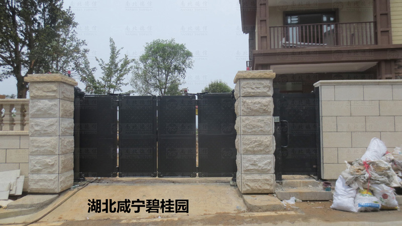 湖北咸寧碧桂園1 開(kāi)泰LP智能安全伸縮平移門(mén)工程案例 - 中出網(wǎng)-智能出入口與停車充電門(mén)戶