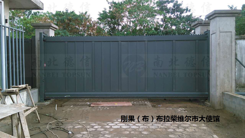 剛果大使管歐寶818LP智能安全伸縮平移門工程案例 - 中出網(wǎng)-智能出入口與停車充電門戶