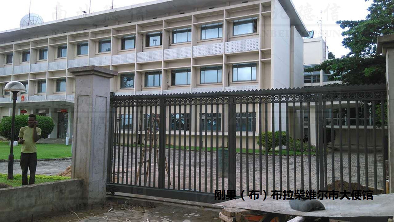 剛果大使管安寶S3智能安全伸縮平移門工程案例 - 中出網(wǎng)-智能出入口與停車充電門戶