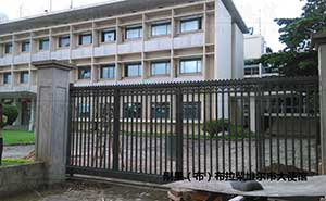 剛果大使管安寶S3智能安全伸縮平移門工程案例 - 中出網(wǎng)-智能出入口與停車充電門戶