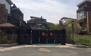 吉林長春私人別墅智能懸折門工程案例 - 中出網(wǎng)-智能出入口與停車充電門戶