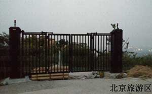 北京旅游區(qū)智能懸折門案例 - 中出網-智能出入口與停車充電門戶