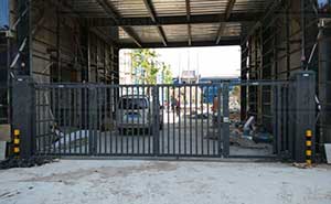 北京昊天盛世偉業(yè)智能懸折門案例 - 中出網-智能出入口與停車充電門戶