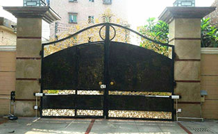 百勝平開門機(jī)成功安裝于某高檔花園別墅 - 中出網(wǎng)-智能出入口與停車充電門戶