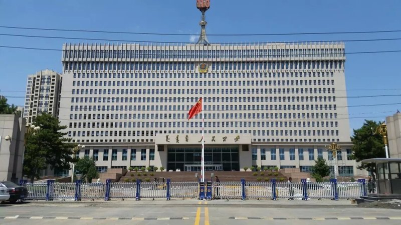 呼和浩特市公安局30米對開電動(dòng)伸縮門案例 - 中出網(wǎng)-智能出入口與停車充電門戶