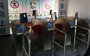 工地實(shí)名制考勤通道閘系統(tǒng)案例 - 中出網(wǎng)-智能出入口與停車充電門戶