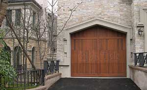 懋山湖車庫(kù)門案例 - 中出網(wǎng)-智能出入口與停車充電門戶