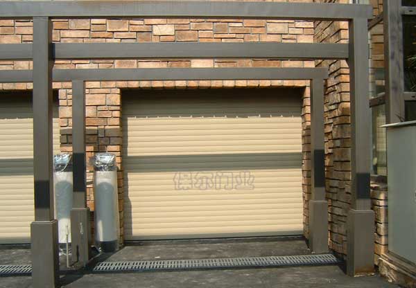 水映長(zhǎng)島車庫(kù)門案例 - 中出網(wǎng)-智能出入口與停車充電門戶