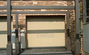 水映長(zhǎng)島車庫(kù)門案例 - 中出網(wǎng)-智能出入口與停車充電門戶