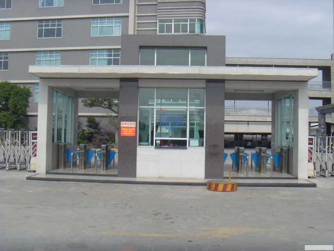 東莞永嘉盛正大門通道閘案例 - 中出網(wǎng)-智能出入口與停車充電門戶