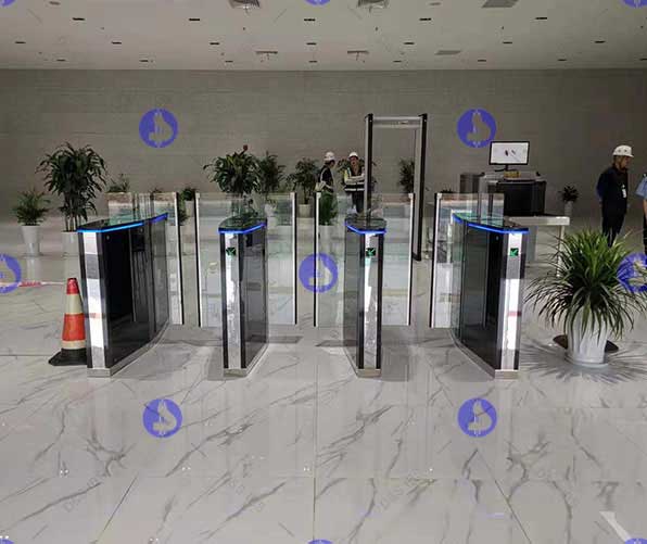 SK海力士半導(dǎo)體（重慶）速通門項目案例—翼閘SR-1400系列 - 中出網(wǎng)-智能出入口與停車充電門戶