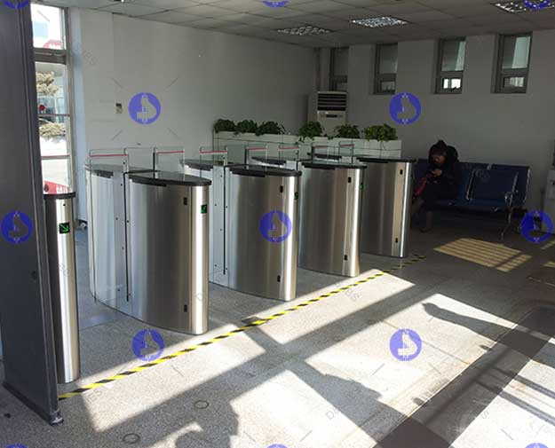 南京熊貓洗衣機工廠通道閘案例 - 中出網(wǎng)-智能出入口與停車充電門戶