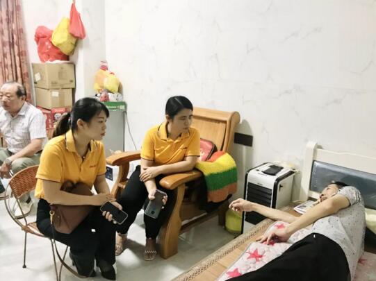 安麟工會主席張小敏及售后部經理魏燕代表公司到家中探望慰問