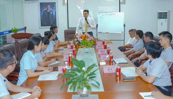 鷹勝煌胡學君總經(jīng)理發(fā)布了鷹勝煌品牌新的五年規(guī)劃