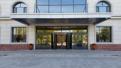 和林格爾蒙牛乳業(yè)旋轉(zhuǎn)門(mén)案例 - 中出網(wǎng)-智能出入口與停車(chē)充電門(mén)戶(hù)