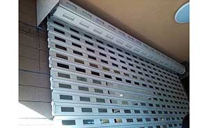 汽配園C區(qū)大型卷簾門案例 - 中出網-智能出入口與停車充電門戶